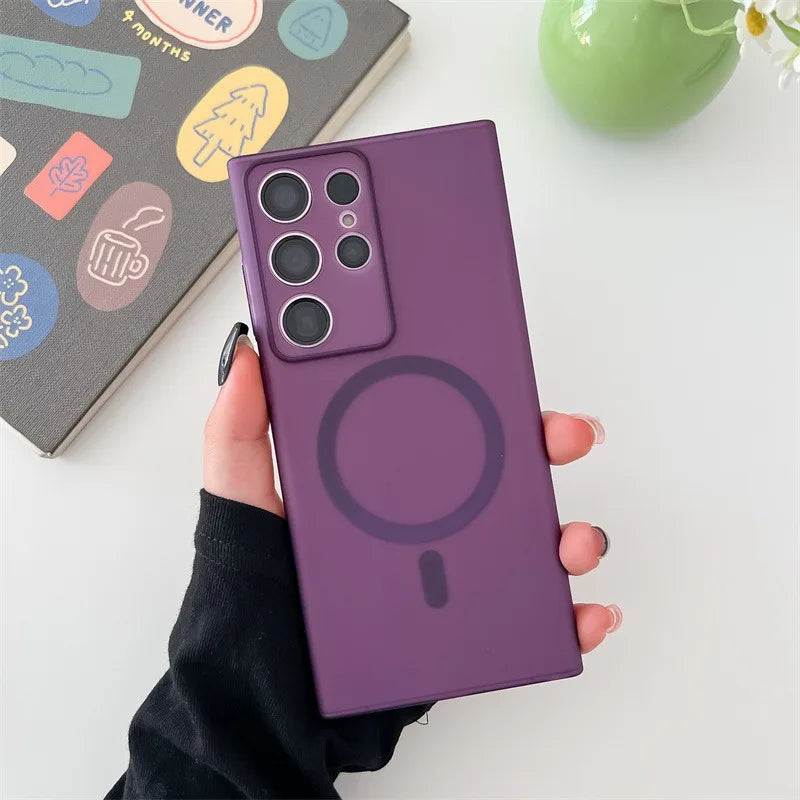 A hand holding a Samsung Galaxy smartphone with a black and white magsafe case on it, showcasing the case's design and fit for the phone.