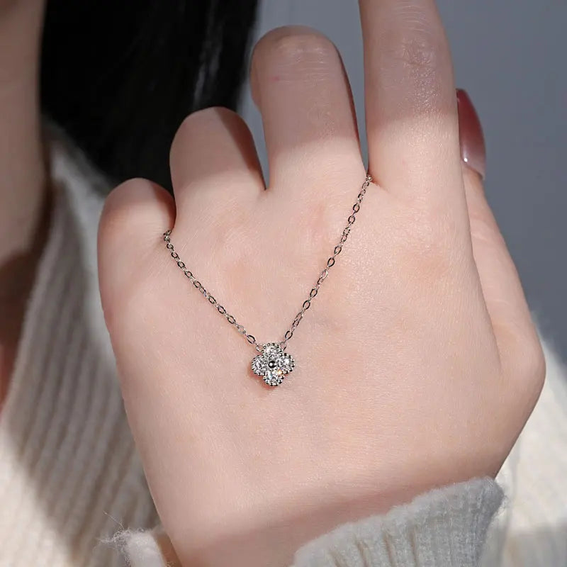 IOGOU 3.0mm D Moissanite Diamond Clover Pendant Necklace 925 Sterling Silver